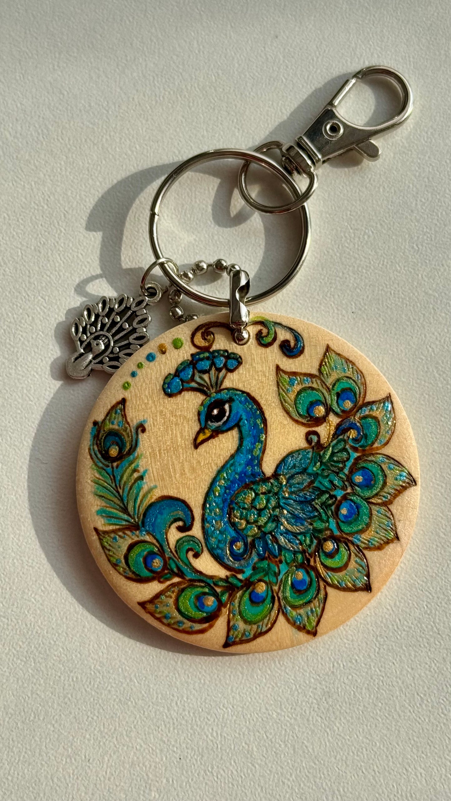 🦚 Kunst zum Mitnehmen – Der Pfau im Taschenformat