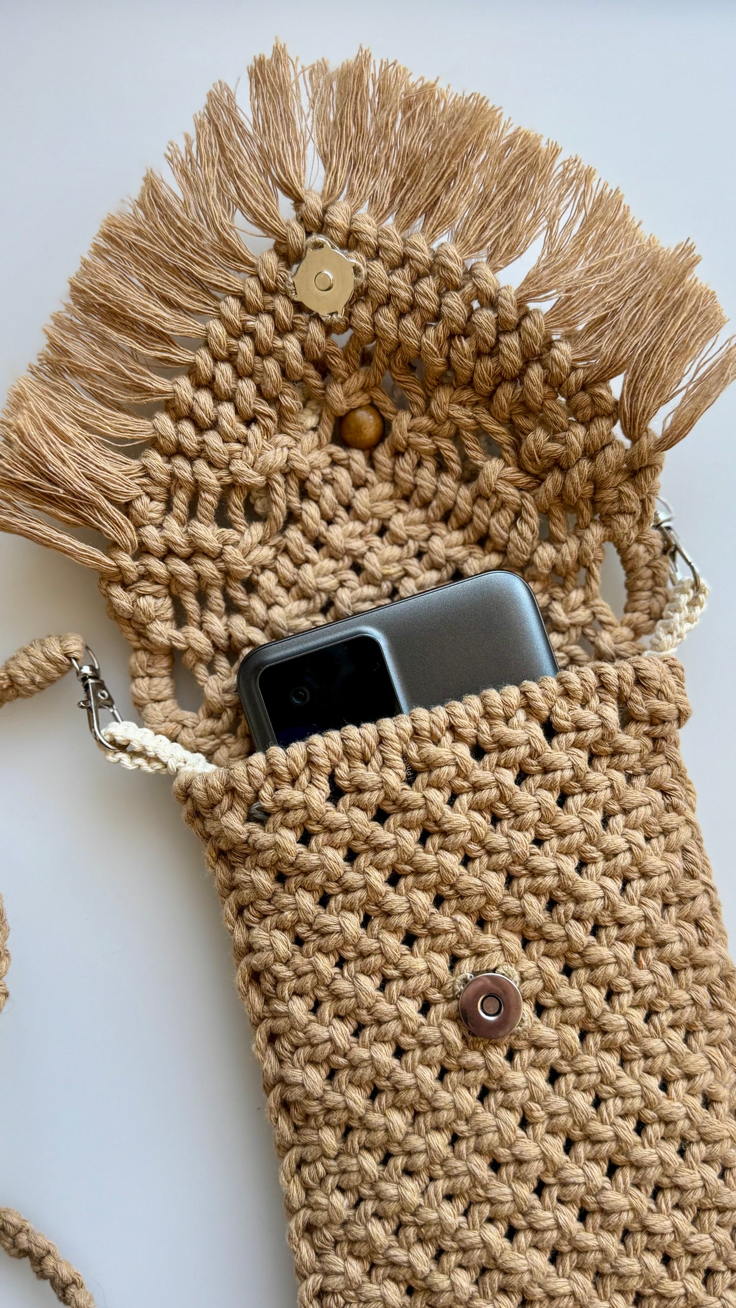 Boho Makramee Handytasche „Blütenzauber“