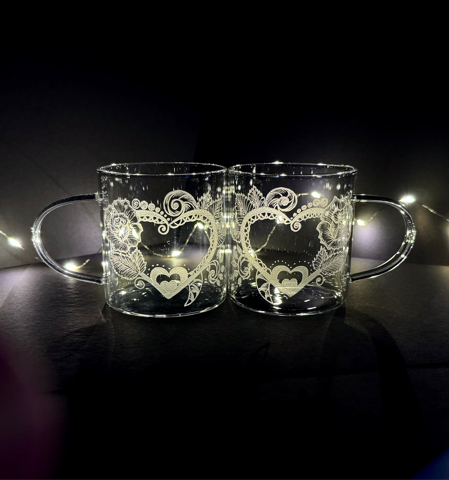 Teeset aus Borosilikatglas: Teekanne und 2 Gläser mit handgravierten Herzen und Mustern