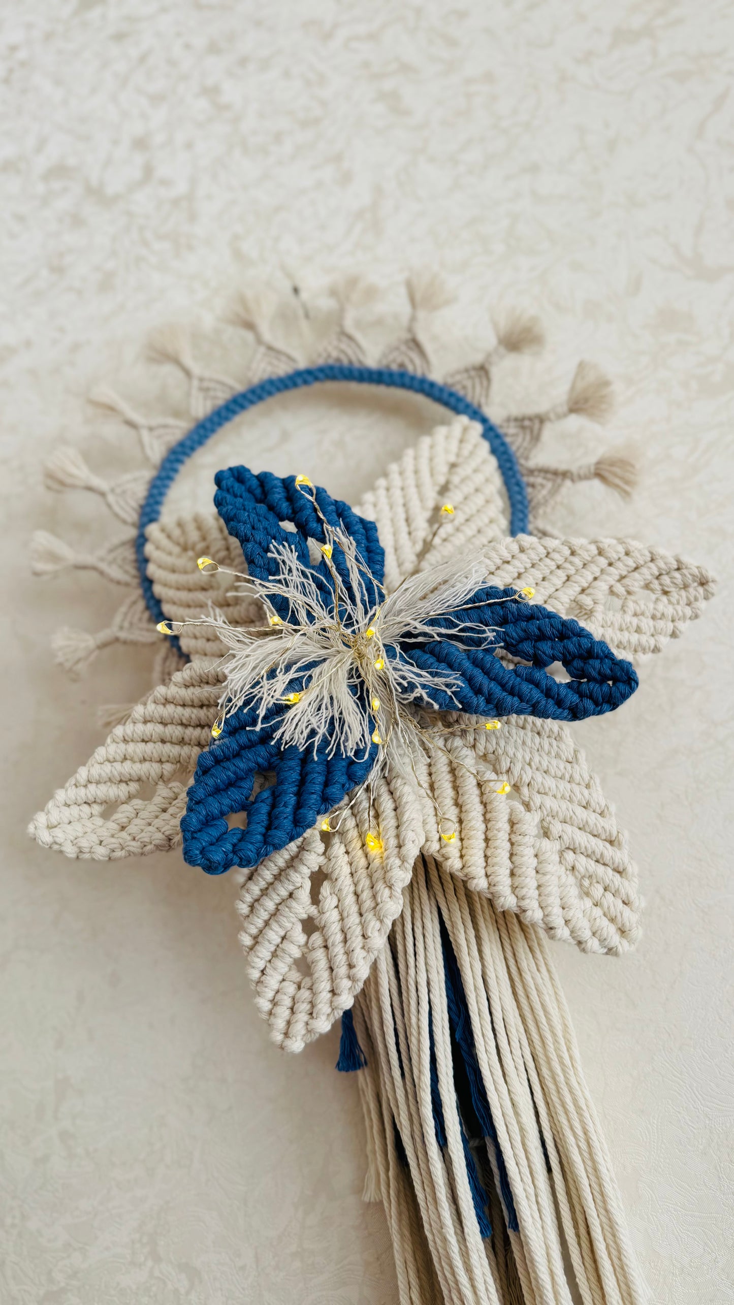Makramee-Wanddeko mit sanfter Beleuchtung ✨
