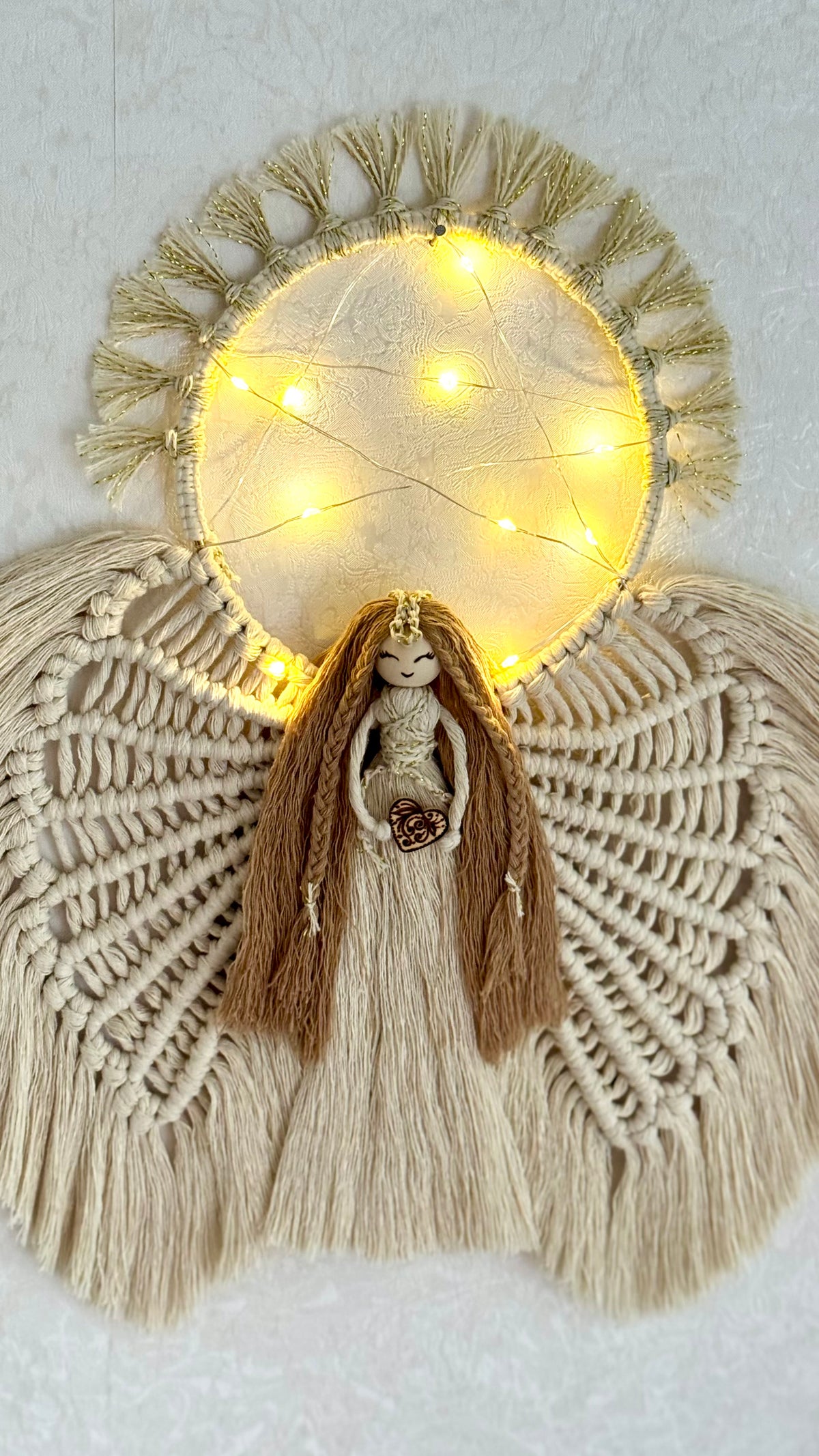 Aurelia – Engel des goldenen Lichts | Handgemachter Makramee-Engel mit LED-Lichterkranz
