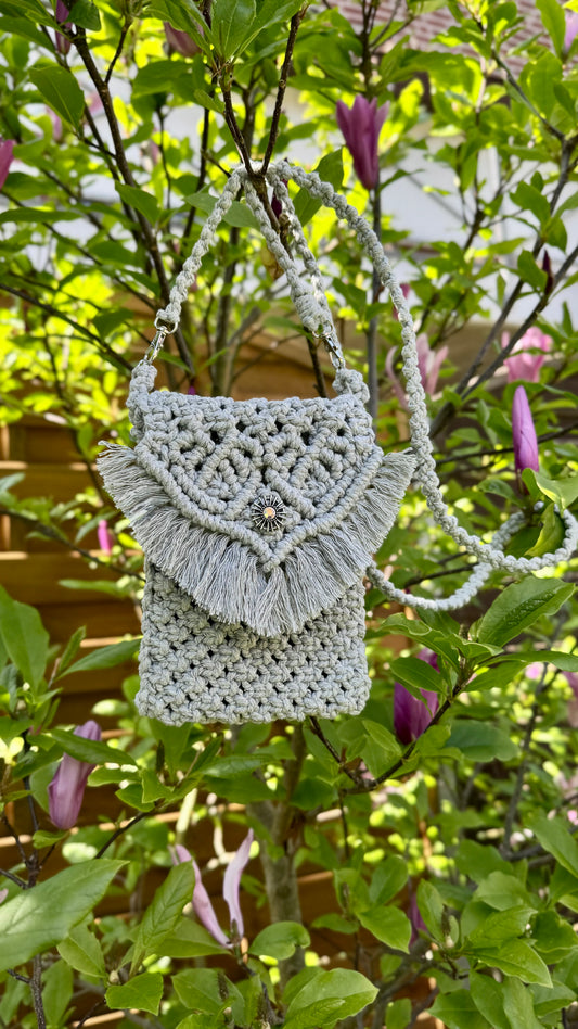 Makramee-Handytasche in zeitlosem Grau 🌿