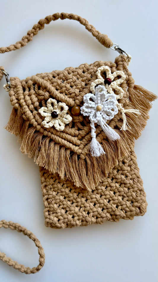 Boho Makramee Handytasche „Blütenzauber“
