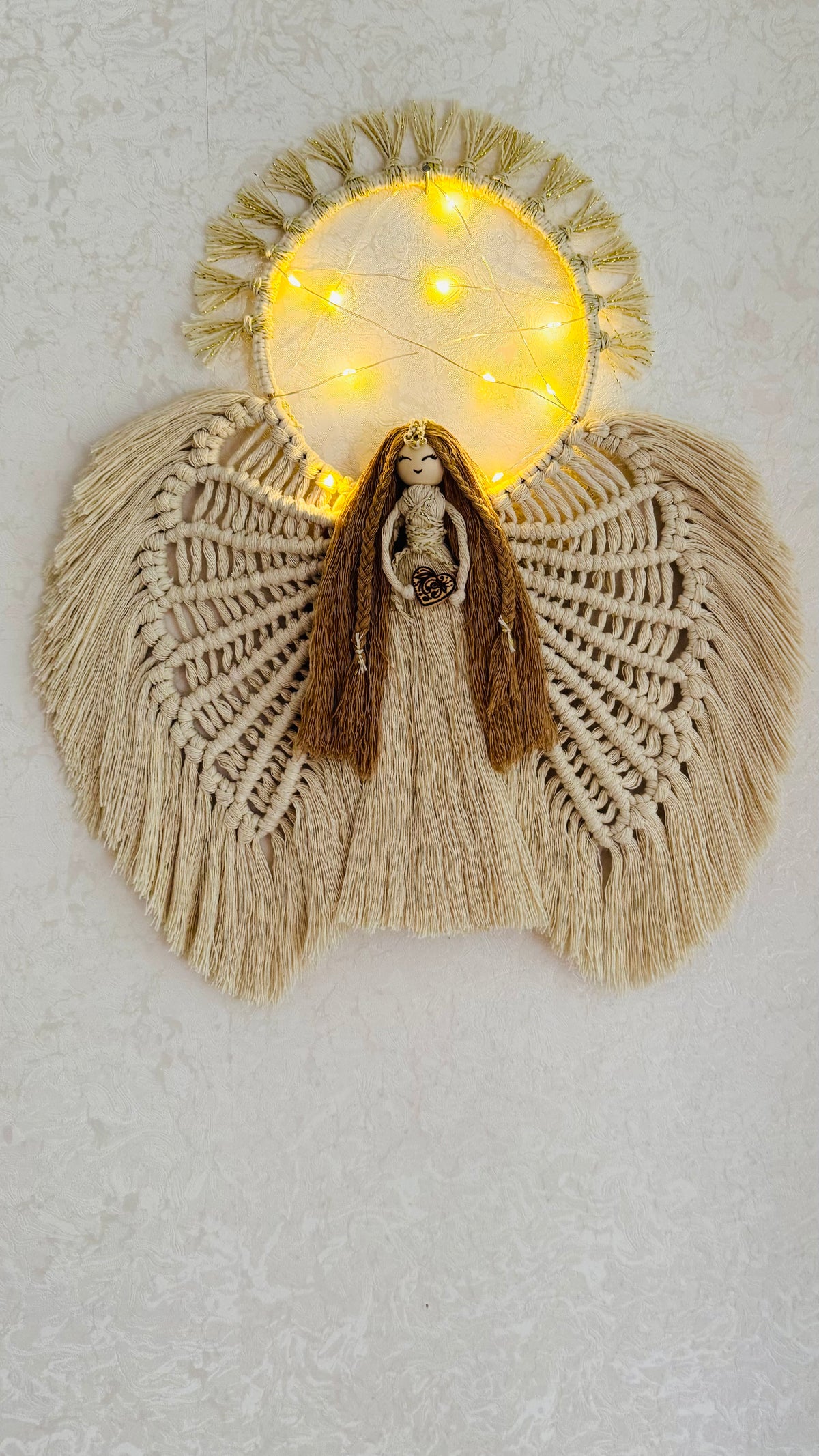 Aurelia – Engel des goldenen Lichts | Handgemachter Makramee-Engel mit LED-Lichterkranz