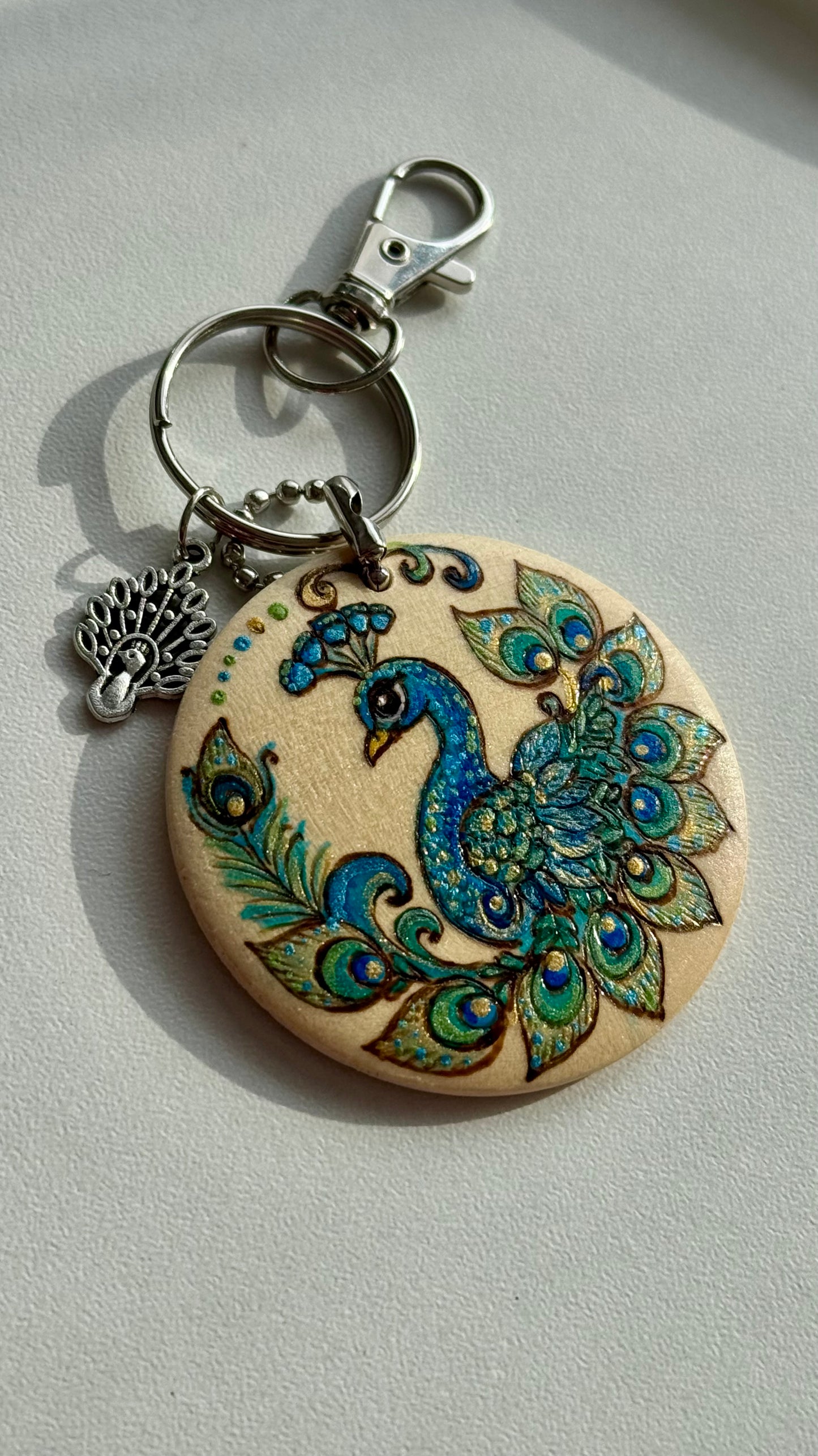 🦚 Kunst zum Mitnehmen – Der Pfau im Taschenformat