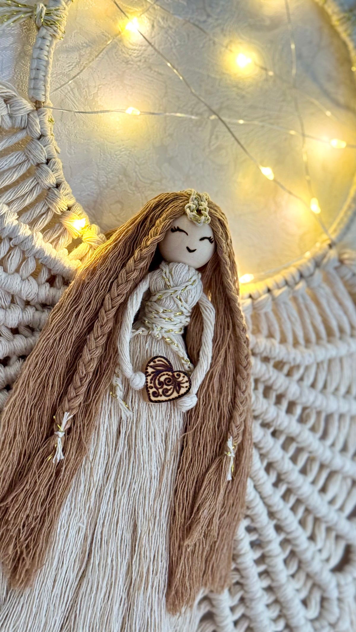 Aurelia – Engel des goldenen Lichts | Handgemachter Makramee-Engel mit LED-Lichterkranz