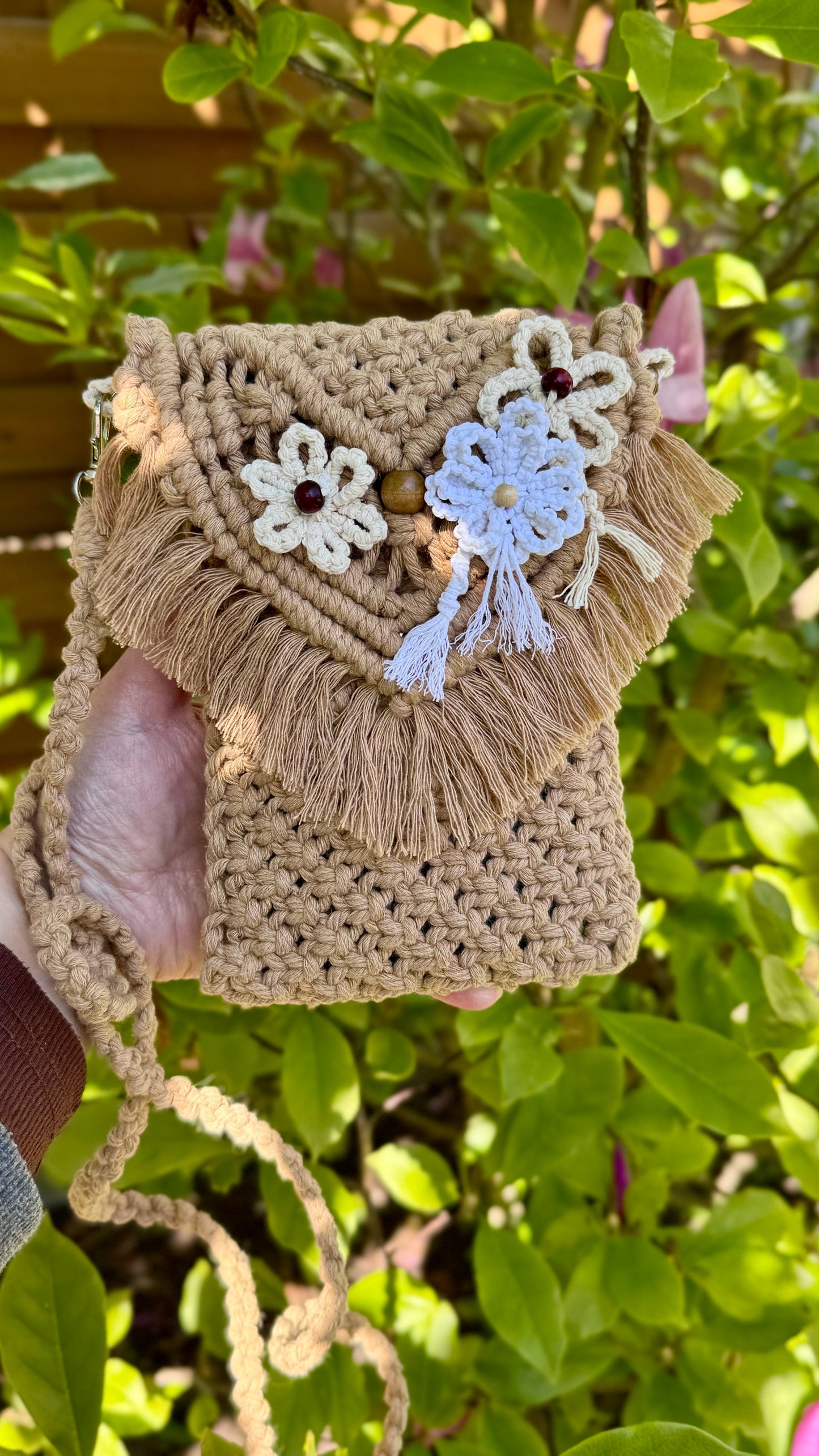 Boho Makramee Handytasche „Blütenzauber“